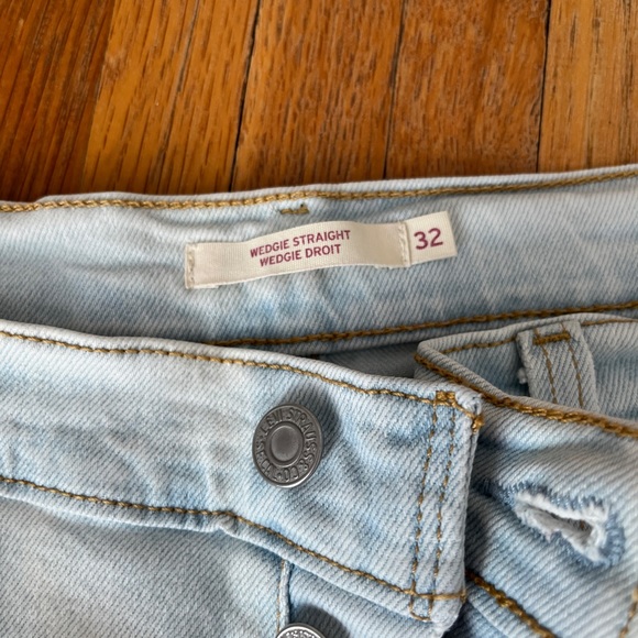 NWT Levi’s Wedgie Straight Crops light wash - Picture 5 of 7